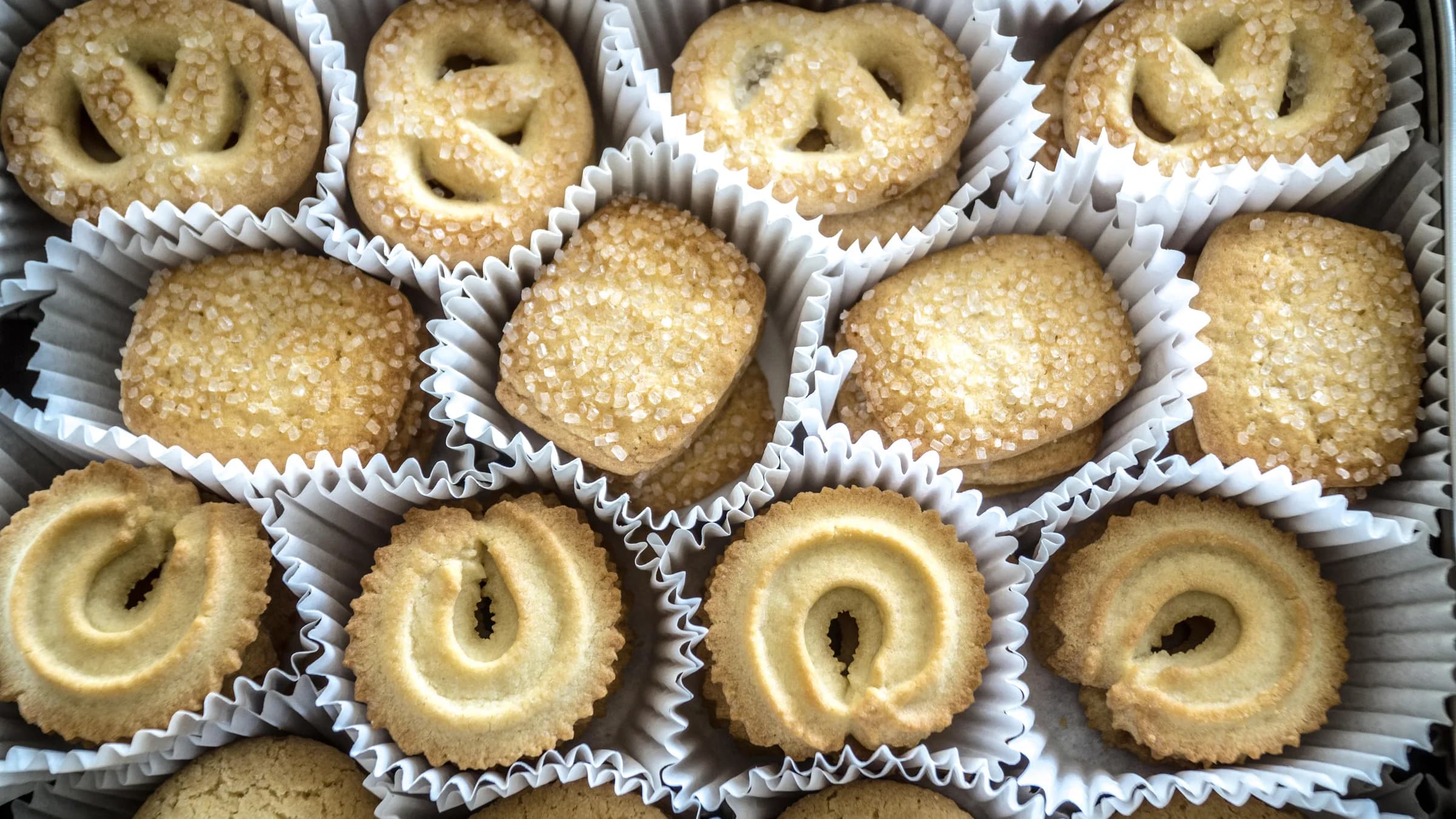 Galletas de mantequilla recién horneadas colocadas en cápsulas de papel