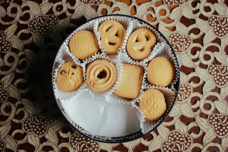 Lata redonda con galletas de mantequilla surtidas en cápsulas de papel