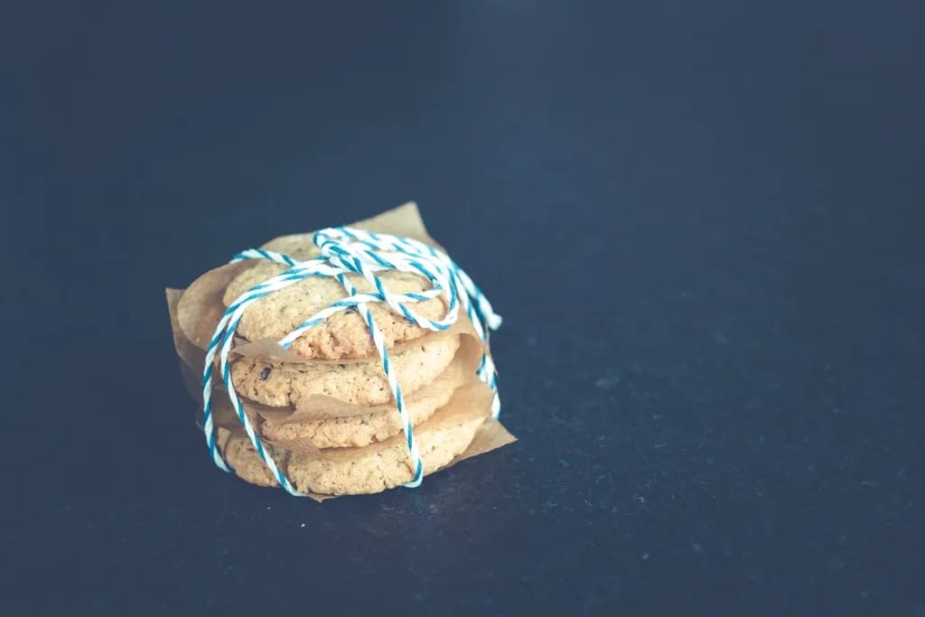 Galletas apiladas y atadas con cordel sobre papel de estraza
