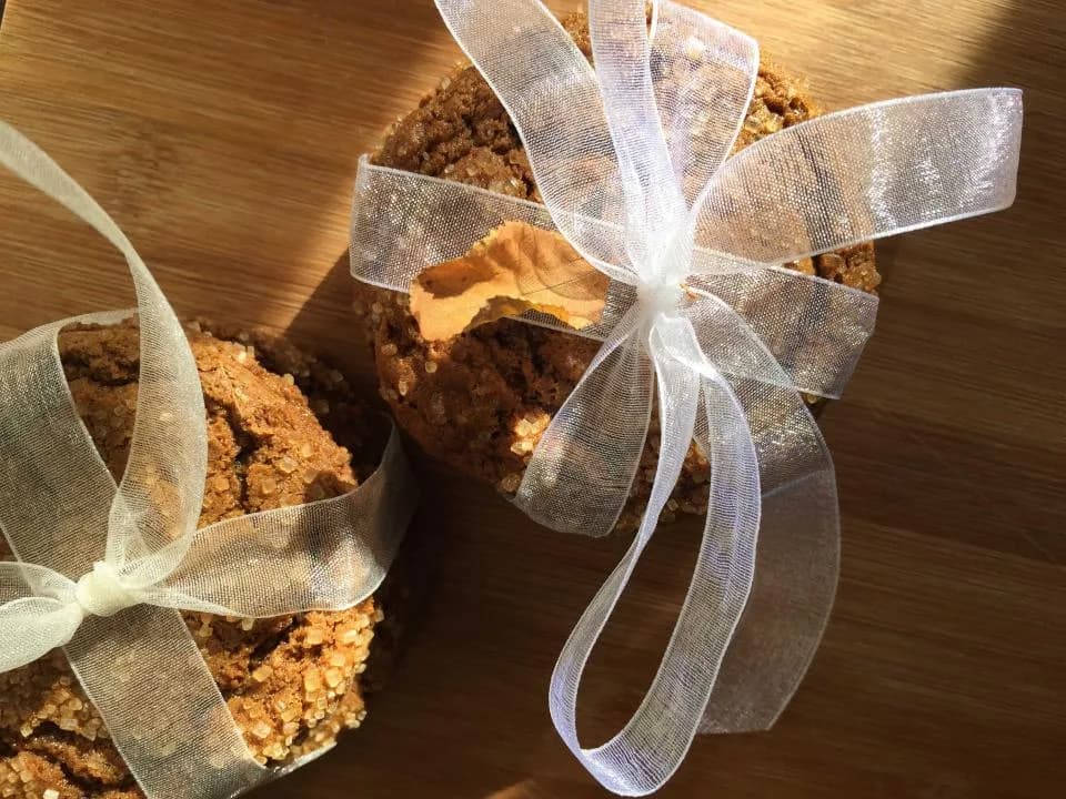 Dos paquetes de galletas envueltos con lazo de organza blanco